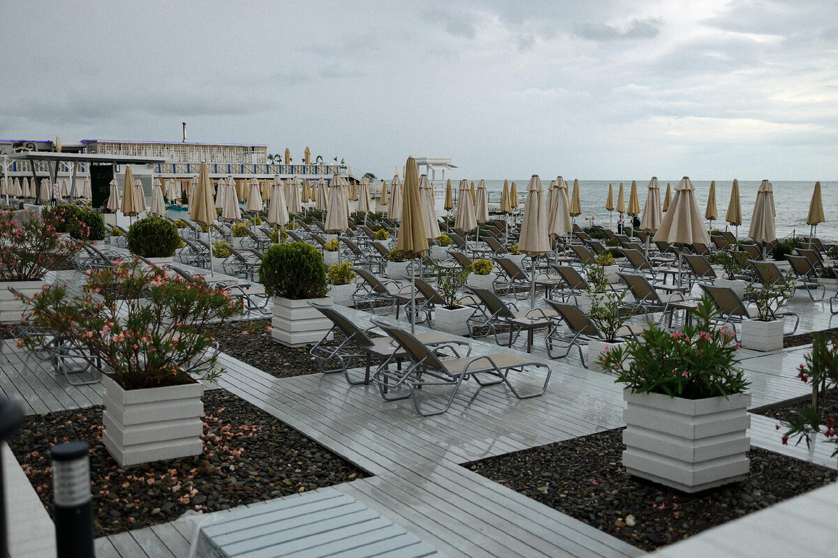 Пляжи закрыты, штормовое предупреждение