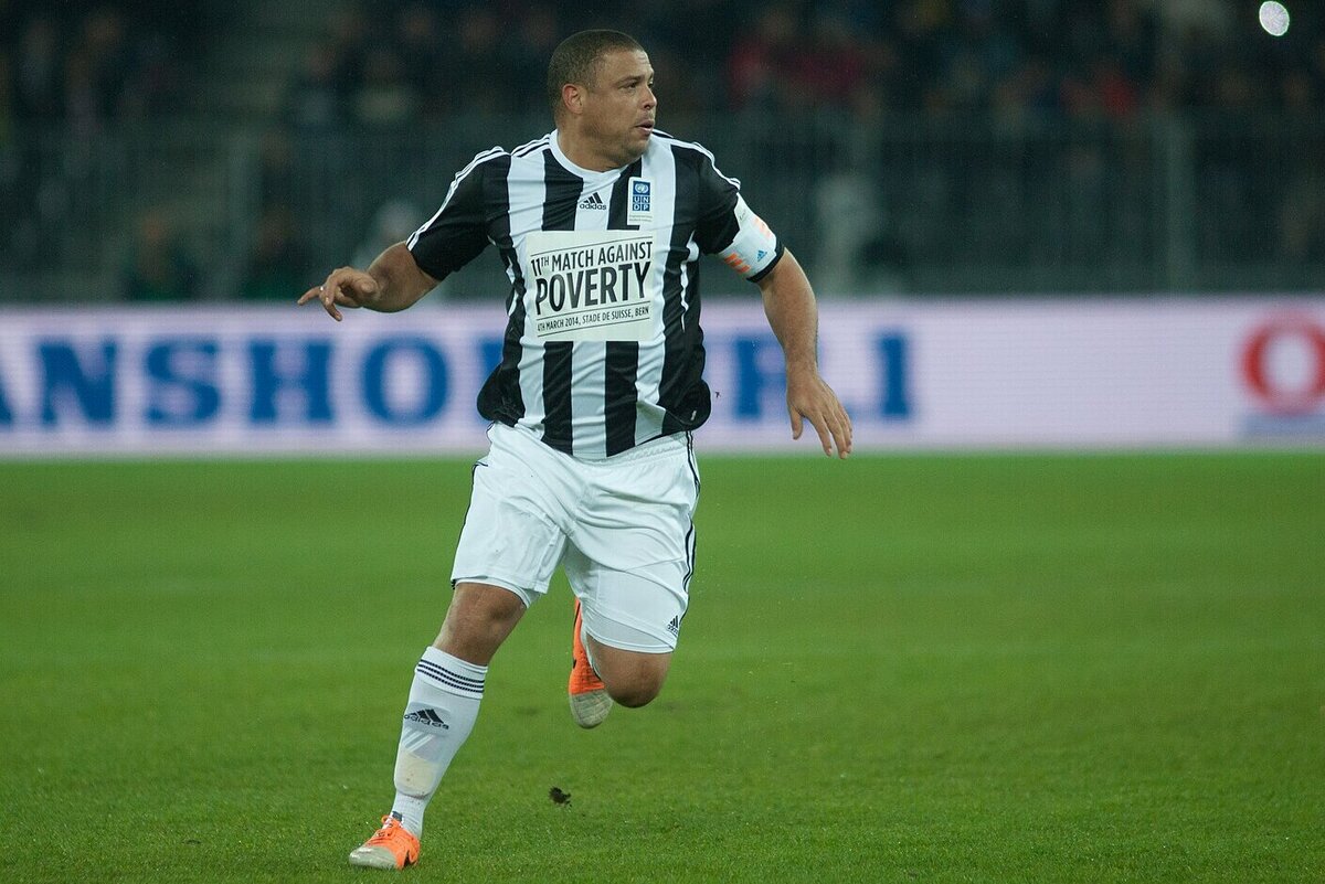     Парикмахер сделал мальчику стрижку, как у «бразильского Роналдо» и стал мемом в сети: результат, шокировавший многих