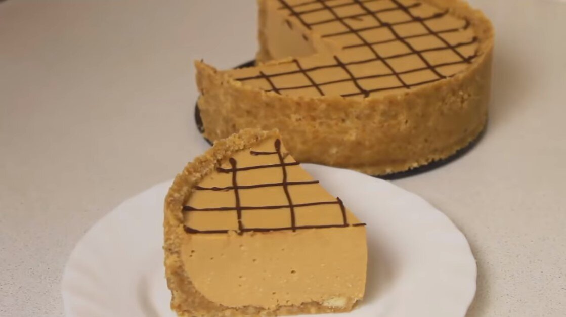 Когда не хочется долго возиться с выпечкой, но душа требует вкусненького к чаю, на помощь приходят вот такие рецепты:) С таким тортиком справится даже ребенок, поэтому обязательно попробуйте его...