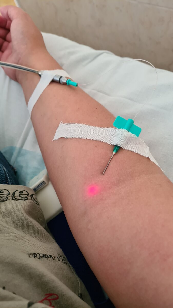 Это я на процедуре ВЛОК - внутривенное лазерное облучение крови. Чистит кровь, помогает иммунитета справляться со всеми гадостями в организме