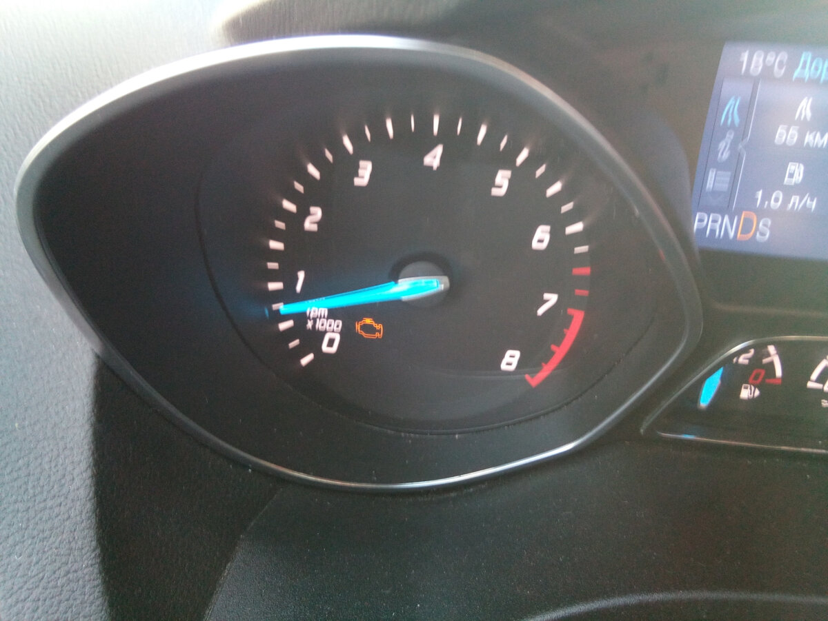 Одна из причин, по которой может гореть этот значок — недостаточно эффективная работа катализатора.