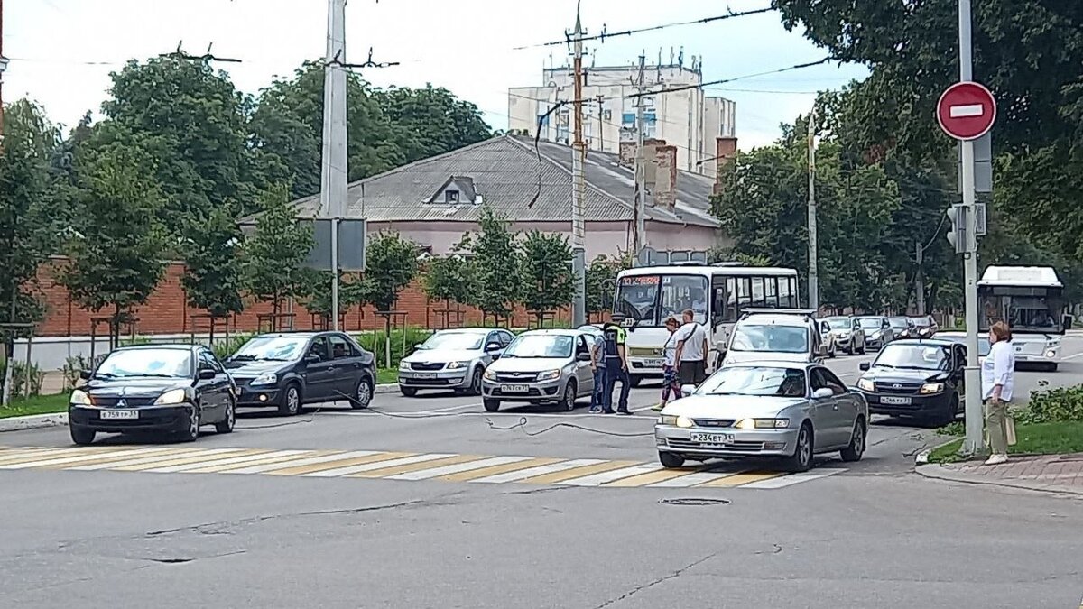 Грузовик оборвал троллейбусные провода в центре Белгорода | Бел.Ру | Дзен