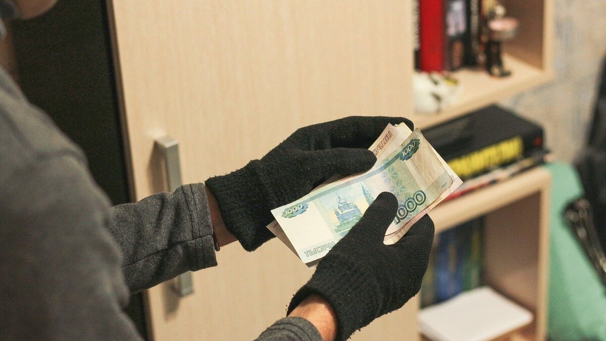     Сосед забывшего закрыть дверь абаканца обворовал его квартиру.