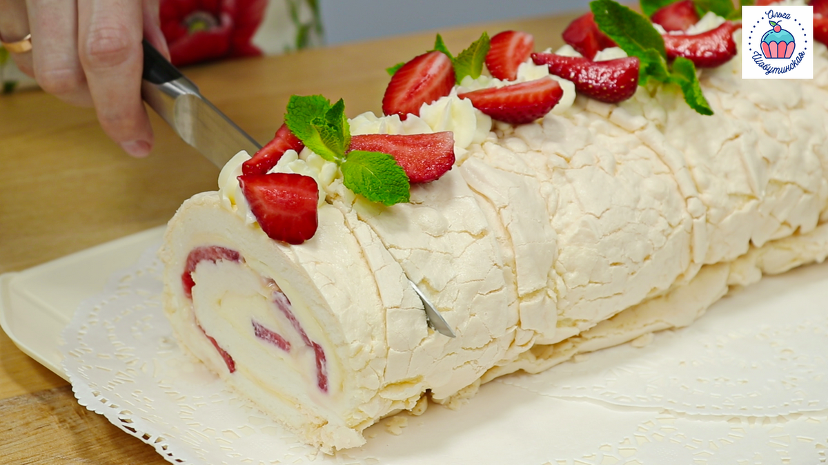  Пышный, изысканный десерт. Летом можно экспериментировать с разными ягодами, хорошо подойдёт клубника или малина.