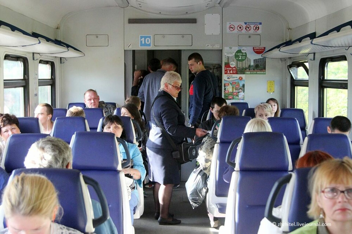 Втроем сидеть конкретно неудобно.