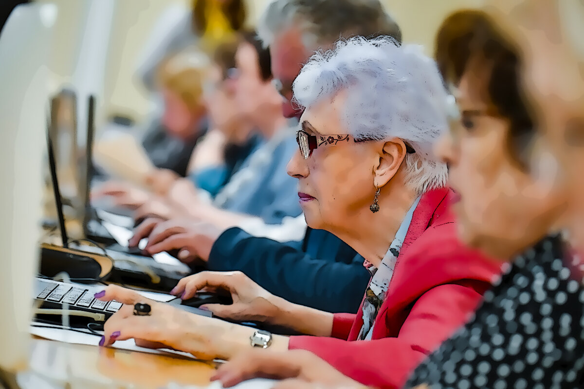 Обучаемся компьютерной грамотности, чувствуем себя причастными к общественной жизни - значит, мы живем