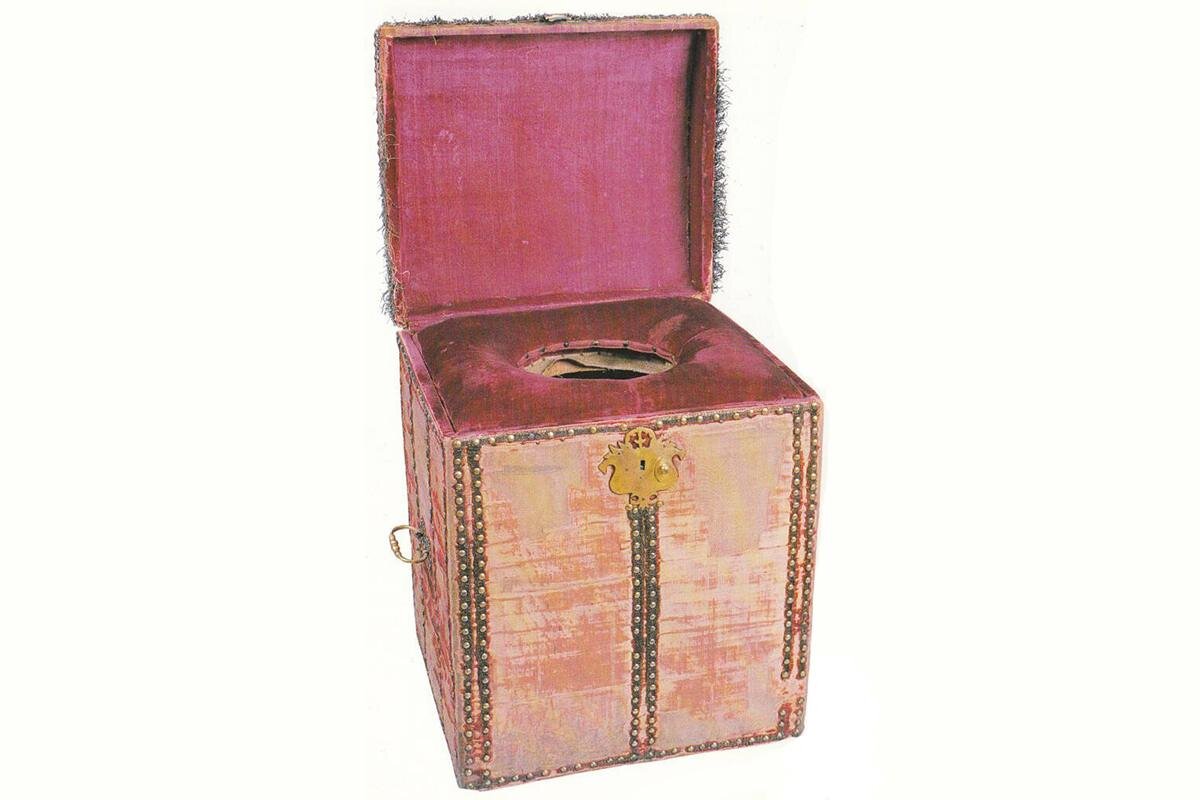 Королевский унитаз в Средние Века 