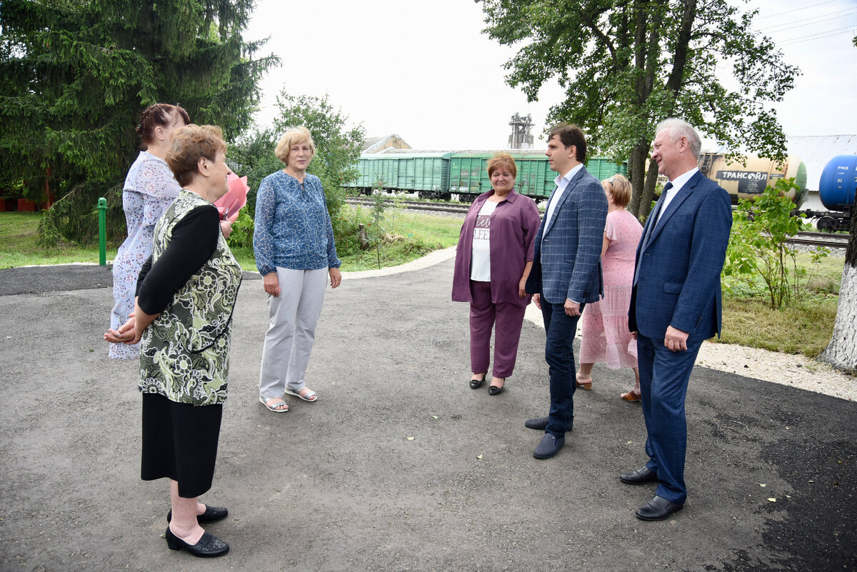 В поселке Красная Заря Орловской области благоустроили еще одну дворовую  территорию | Орловская область | Дзен