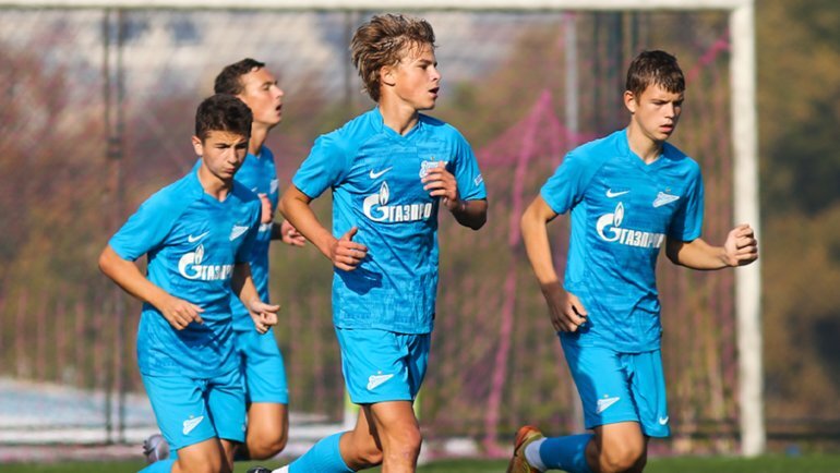    Елисей Сыров (в центре). ФК «Зенит»