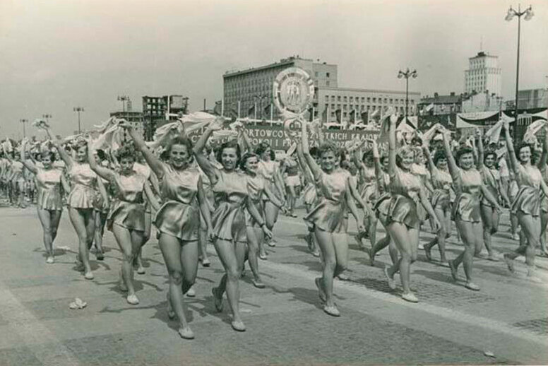 Польские девушки приветствуют гостей на Торжественном открытии V Всемирного фестиваля молодежи и студентов в Варшаве, июль 1955 года. 