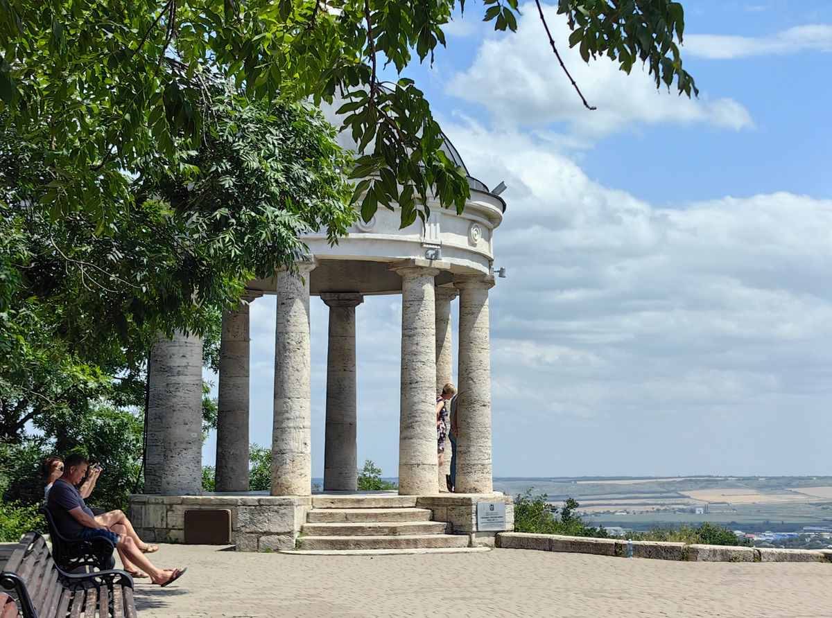 Место для всеобщих фото и даже выездных свадебных церемоний