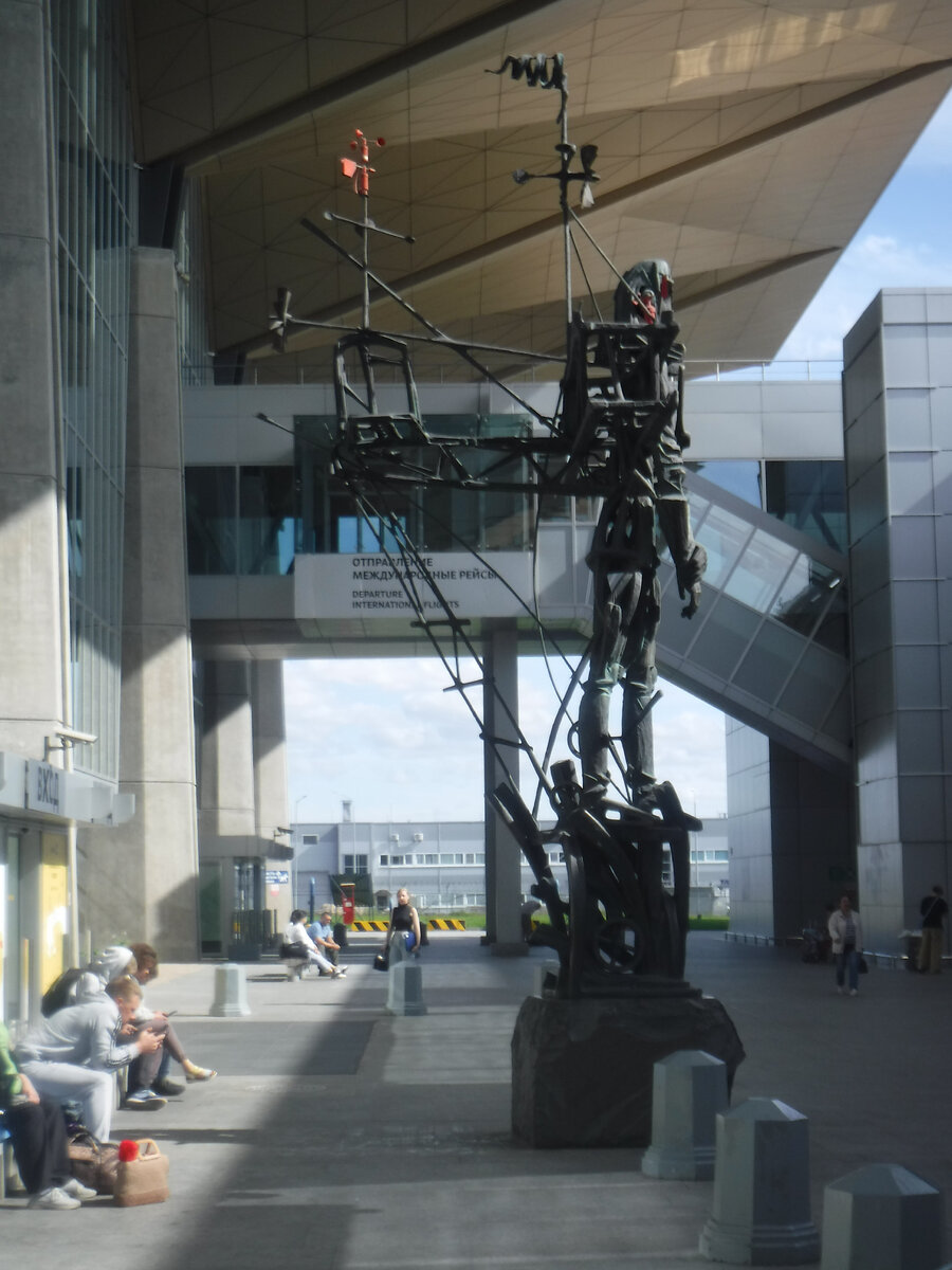 Статуя самолета