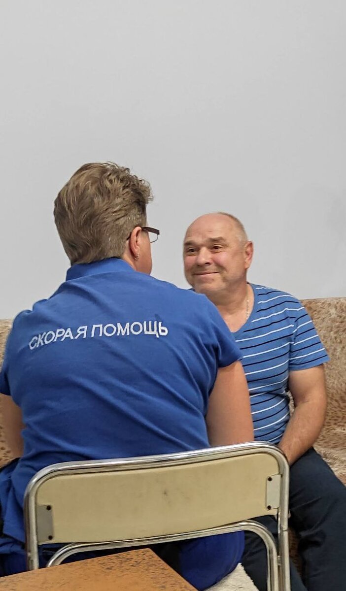 Сейчас наткнулась на фотографию, веселый был вечер!))) У мужа температура за 39, ближе к 40-ка. Вызвали скорую, оказалось он когда косил траву, вдохнул борщевика чуток. Слава Богу обошлось. Может на нервяке, но уверенна, что просто муж сильный человек - он постоянно нас смешил и шутил с врачом скорой помощи)