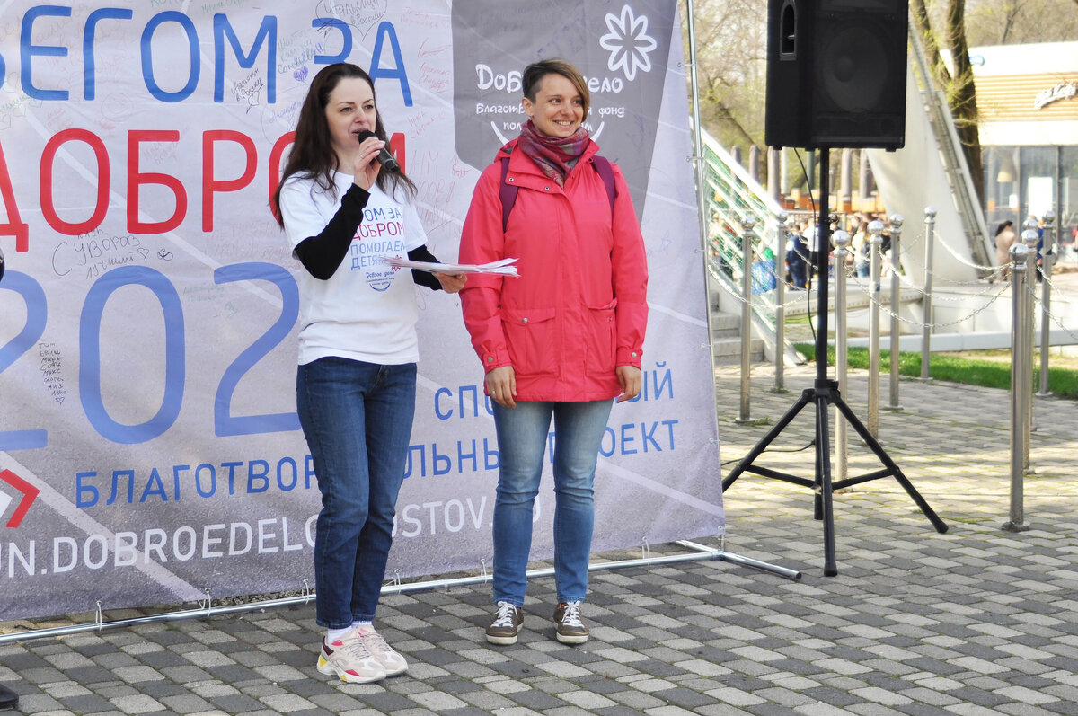 На фото Евгения (справа) в качестве капитана команды добрых бегунов благотворительного марафона «Бегом за добром» получает диплом от директора фонда «Доброе дело» Татьяны Аладашвили