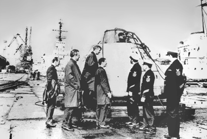 Советская сторона возвращает американцам найденный в Атлантике испытательный макет космического корабля "Аполлон". 1970 год.