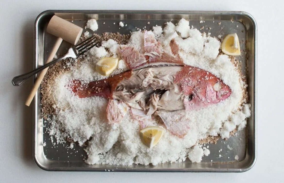 Рыба в соли. Рыба в соляной корке. Рыба в солевом панцире. Сибас в соляном коконе. Сибас морской окунь.