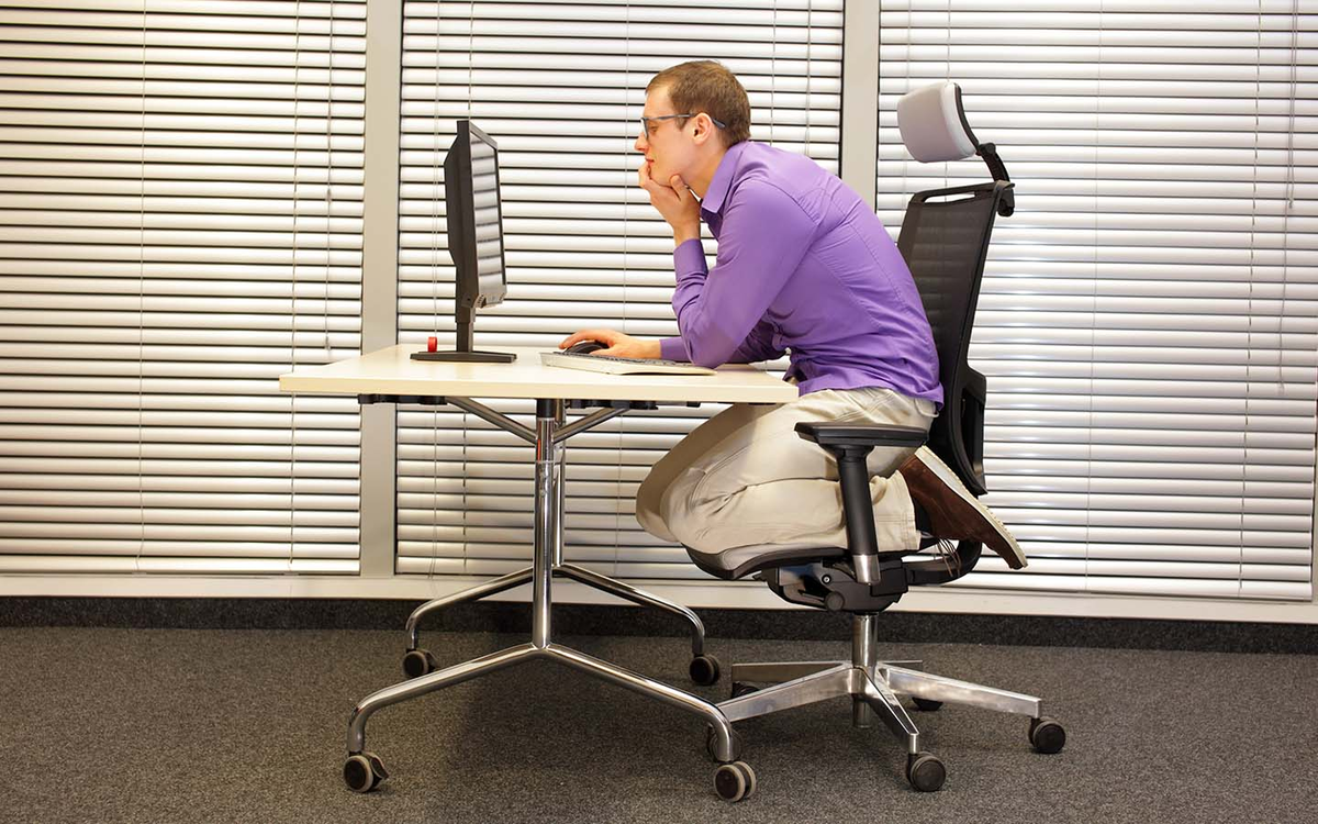 Человек за компьютером со спины. Работа в сидячем положении. Работа в сидячем положении. Сидячий образ жизни за компьютером. Человек сидит в офисе за компьютером.