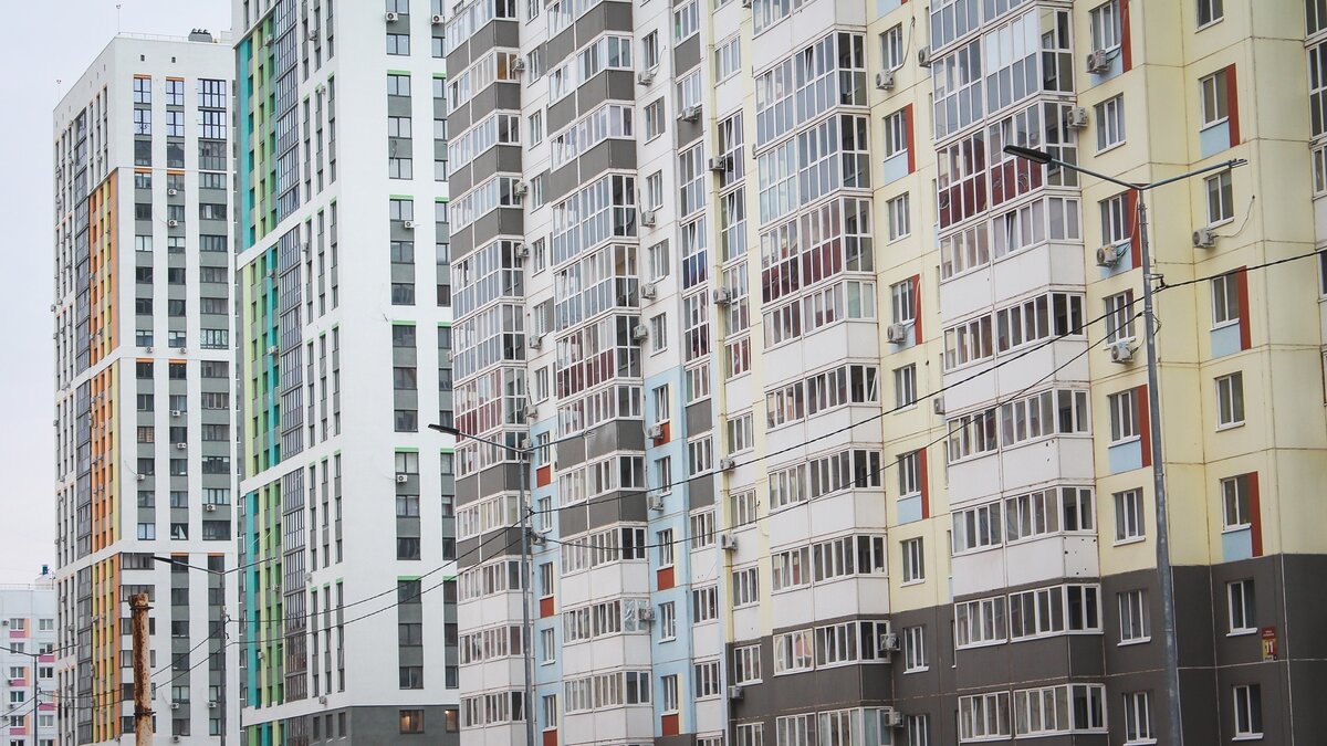     Удмуртская Республика, где в прошлом году было введено в строй более миллиона квадратных метров жилья, вышла на уверенное первое место в Приволжском федеральном округе по жилищному строительству. На 1000 человек населения здесь за год построено 814 квадратных метров.