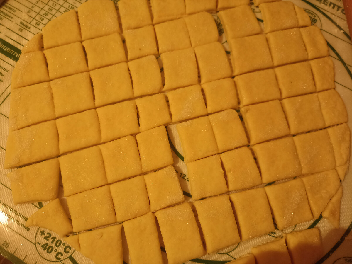 Делим тесто на порционные кусочки. Не обращайте внимание на градусы на картинке.Это возможности силиконового коврика для раскатки теста.