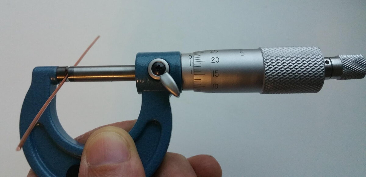 Микрометр показывает диаметр жилы 1.18 мм 