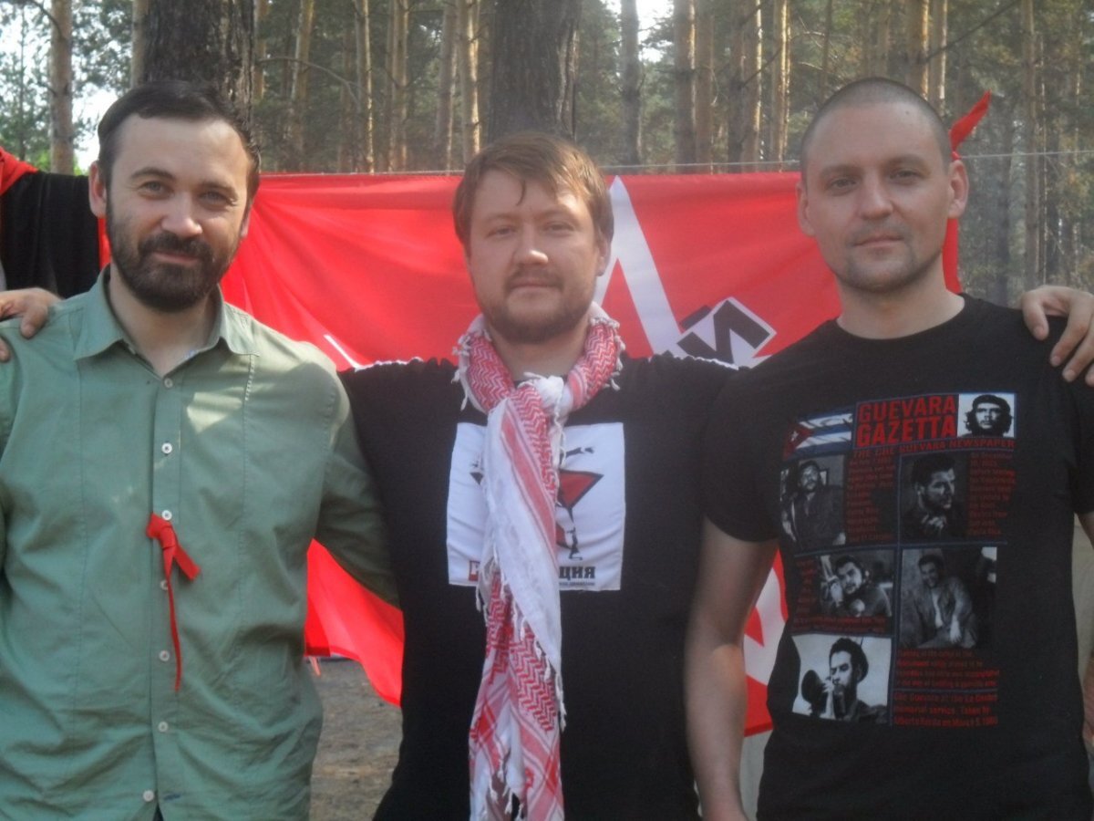 Слева Илья Пономарев,справа Сергей Удальцов на фоне флага Левого фронта