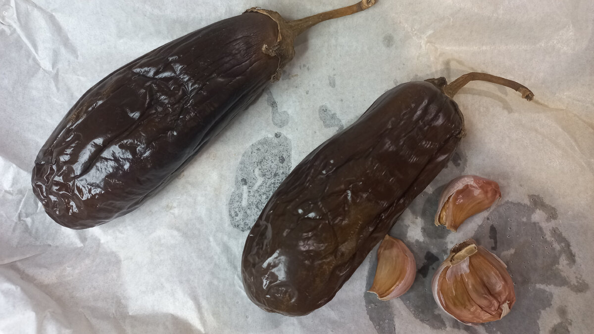 Запеченные баклажаны и чеснок
