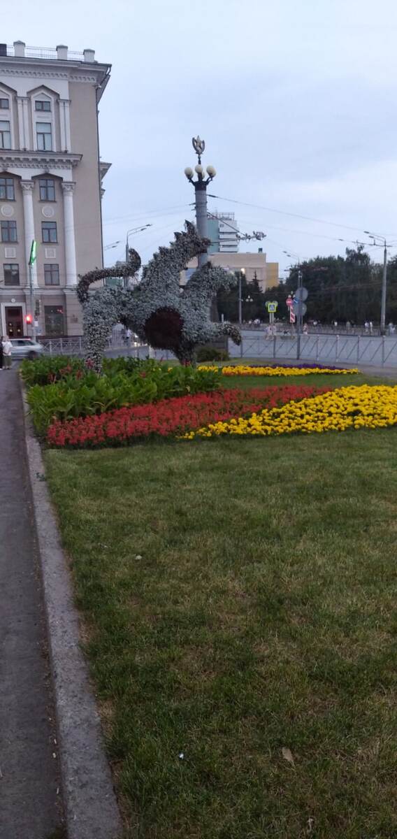 Напротив аллеи с фонтанами