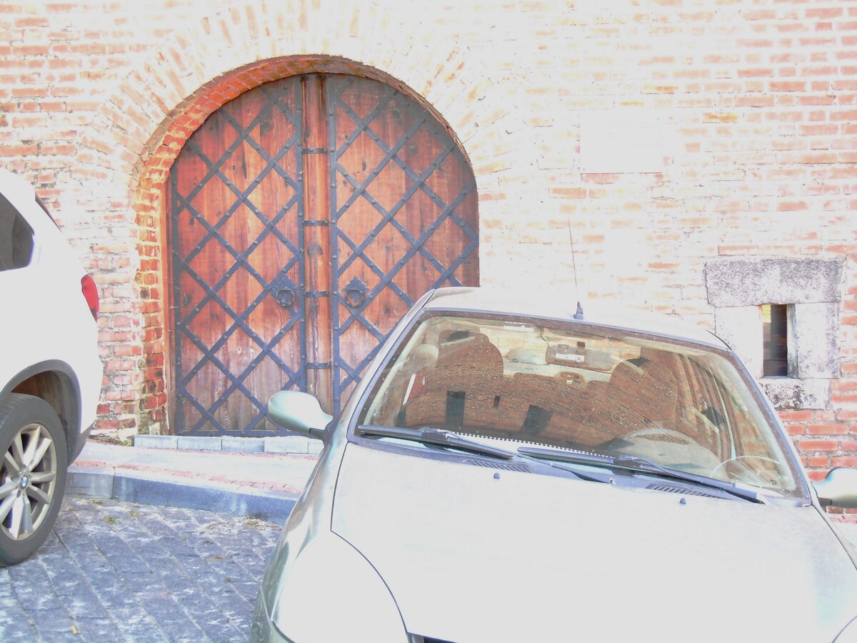 Продолжим экскурсию по кремлю. Это взгляд через стройку фуникулёра на участок с Часовой башней.-37