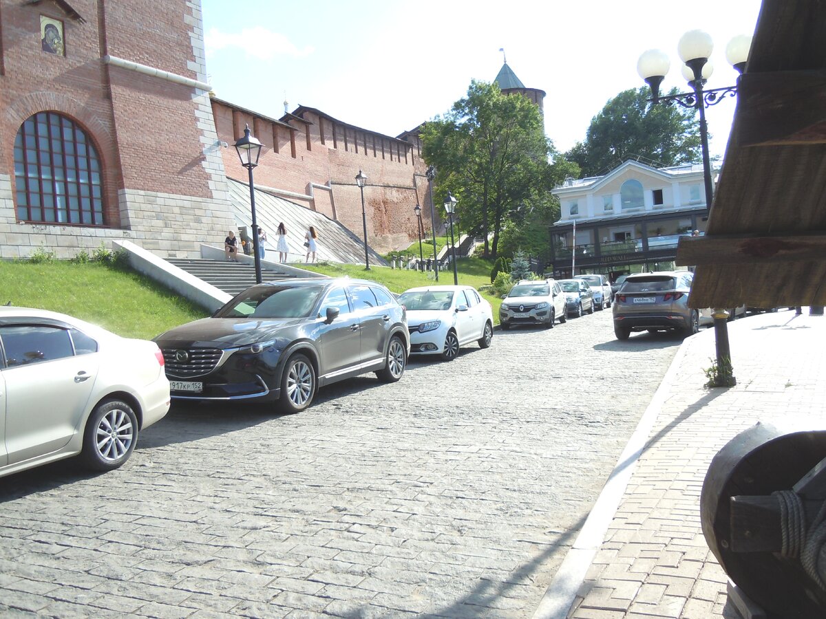 Продолжим экскурсию по кремлю. Это взгляд через стройку фуникулёра на участок с Часовой башней.-45