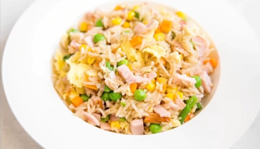 Жареный рис с овощами и колбасой