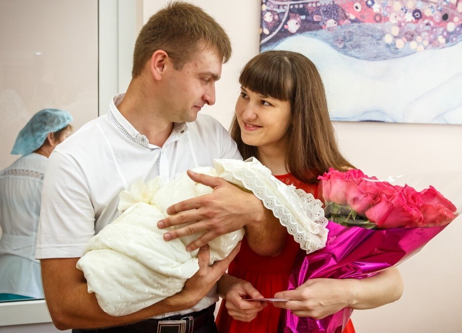 Моя девушка много есть. Выписка из роддома. Выписка с роддома. Выписка из роддома фотосессия. Выписка из роддома летом.