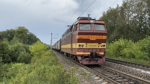 «Таких осталось три на РЖД» Электровоз ЧС4Т-446 с круглыми буферными огнями и в заводском окрасе с пассажирским поездом