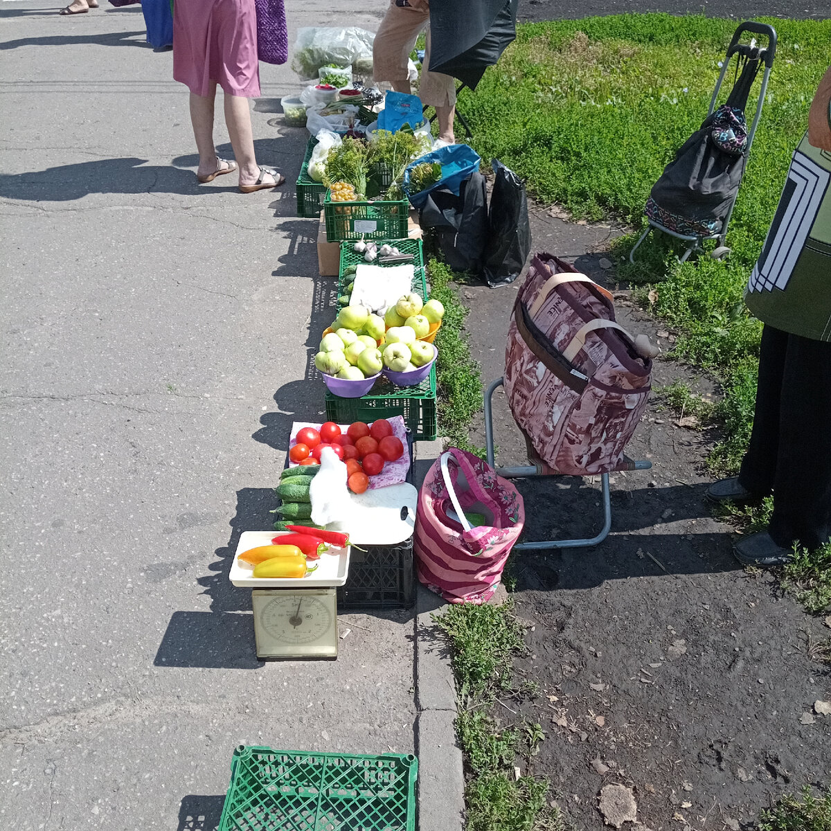 Вот такие стихийные рынки у нас всегда присутсвуют. 
