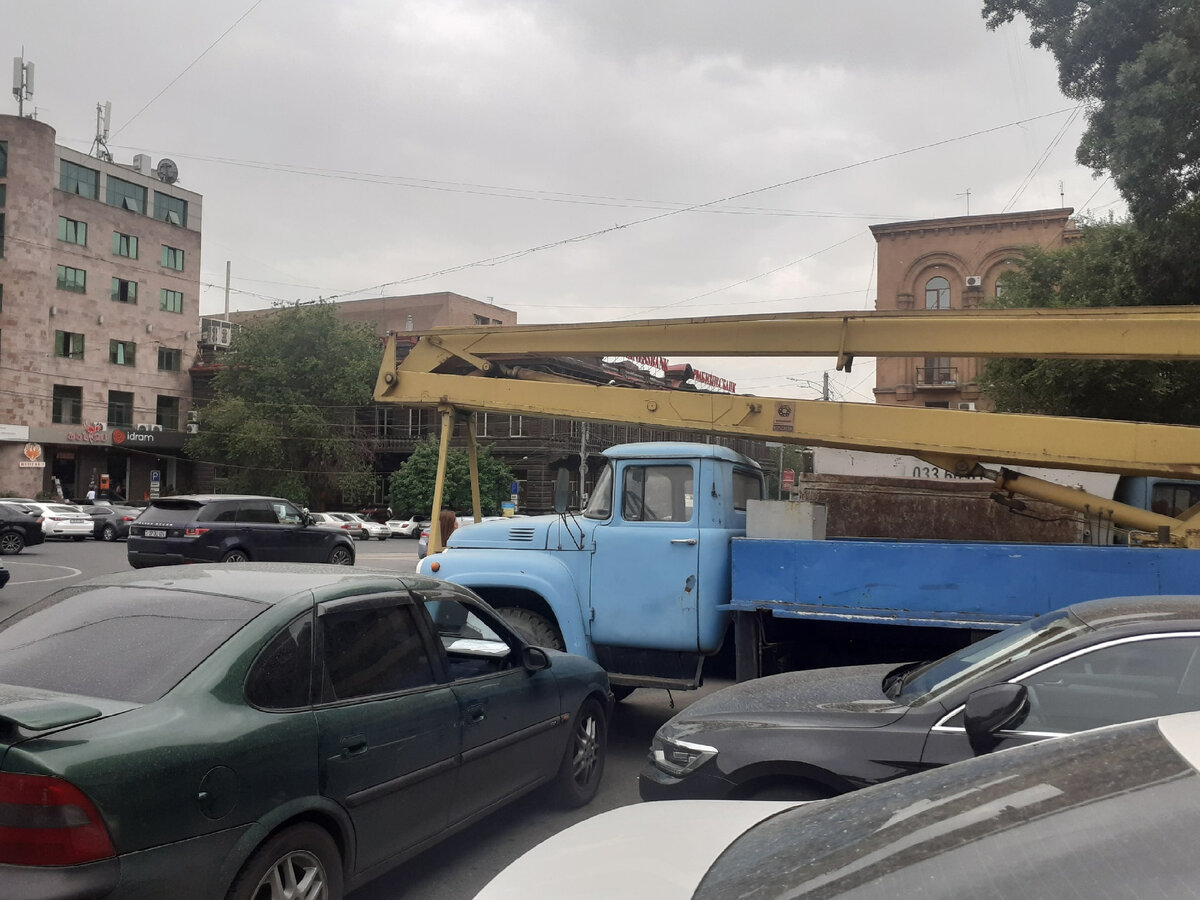 ЗИЛ и дома из туфа