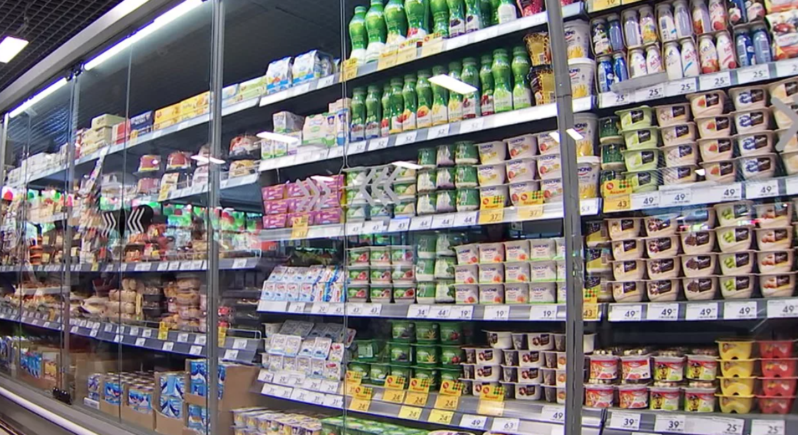 Витрина магазина пятерочка. Витрины продуктов в Пятерочке. Пятерочка витрина. Паллет с товаром в Пятерочке. Выкладка товара в Пятерочке