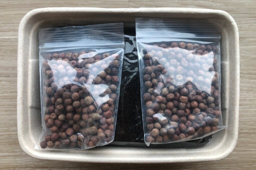 Грунт и семена производитель точно не пожалел. Тут можно вырастить два лотка гороха. Фото автора