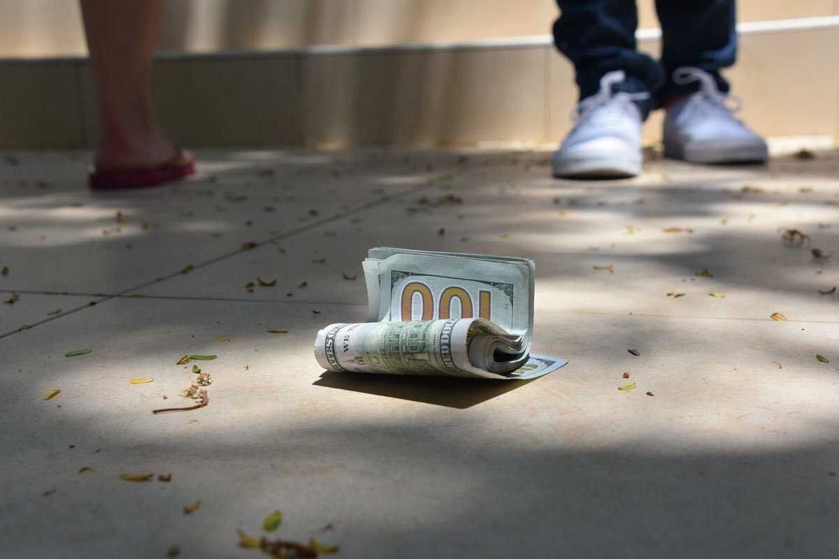 Money on the go. Деньги на дороге. Деньги валяются на улице. Деньги на асфальте. Найти деньги на улице