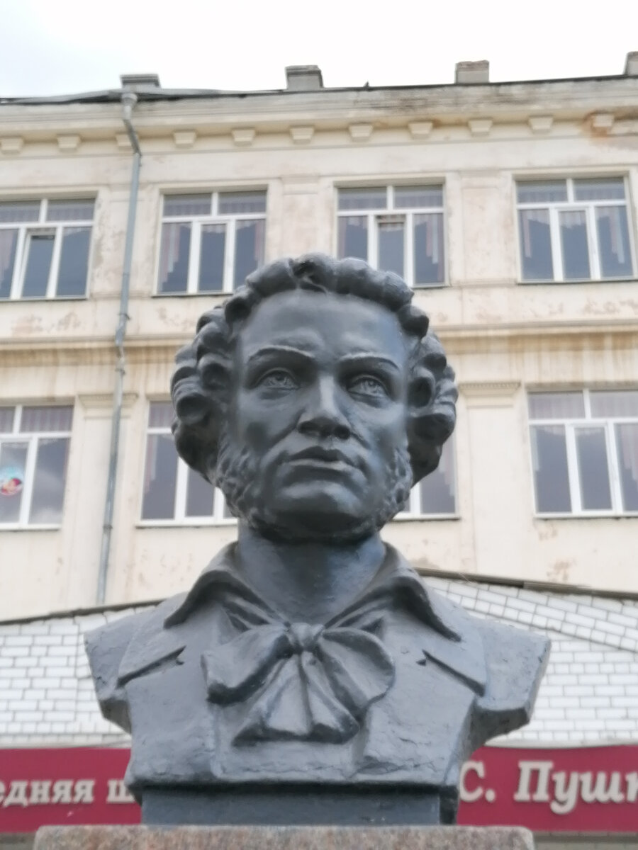 Бюст А.С. Пушкина. СОШ № 56 им. А.С. Пушкина г. Астрахань (2023 г.)