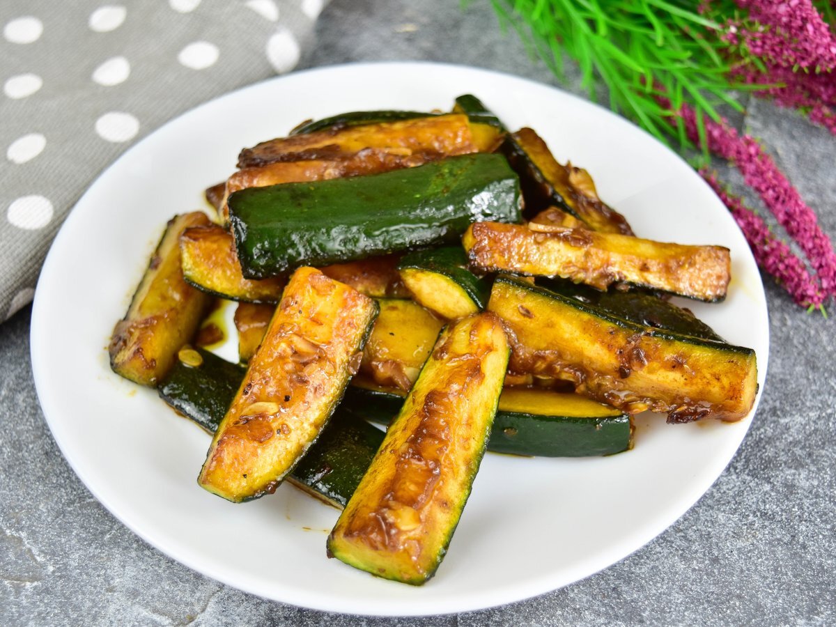 Кабачки с соевым соусом и чесноком. Жареные кабачки с кунжутом. Кабачки жареные с соевым соусом и чесноком. Кабачки в соевом соусе с чесноком на сковороде. Соус из кабачков.