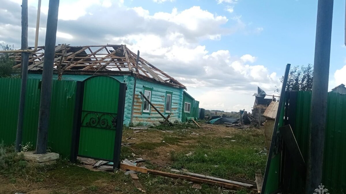     Ураганный ветер дошел и до Башкирии. Непогоду зафиксировали в селе Тубинский Баймакского района. Об этом пишет Mkset.