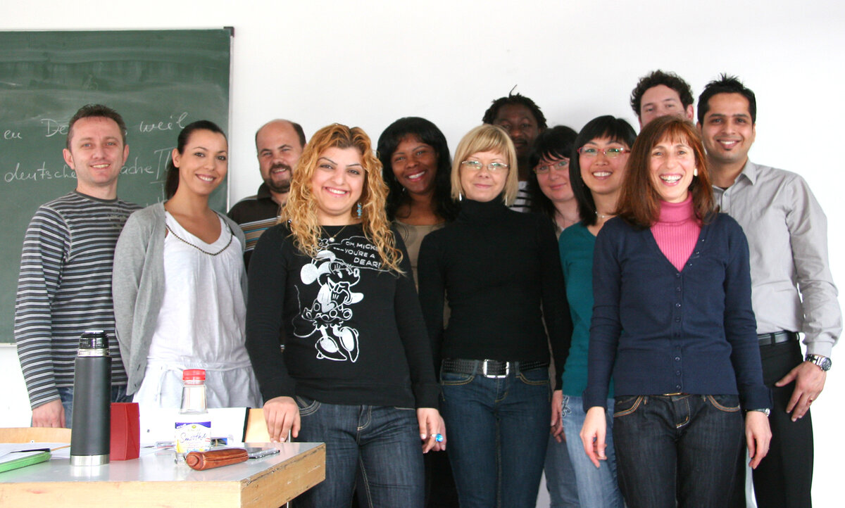 Группа обучающихся. Справа вторая - преподаватель.