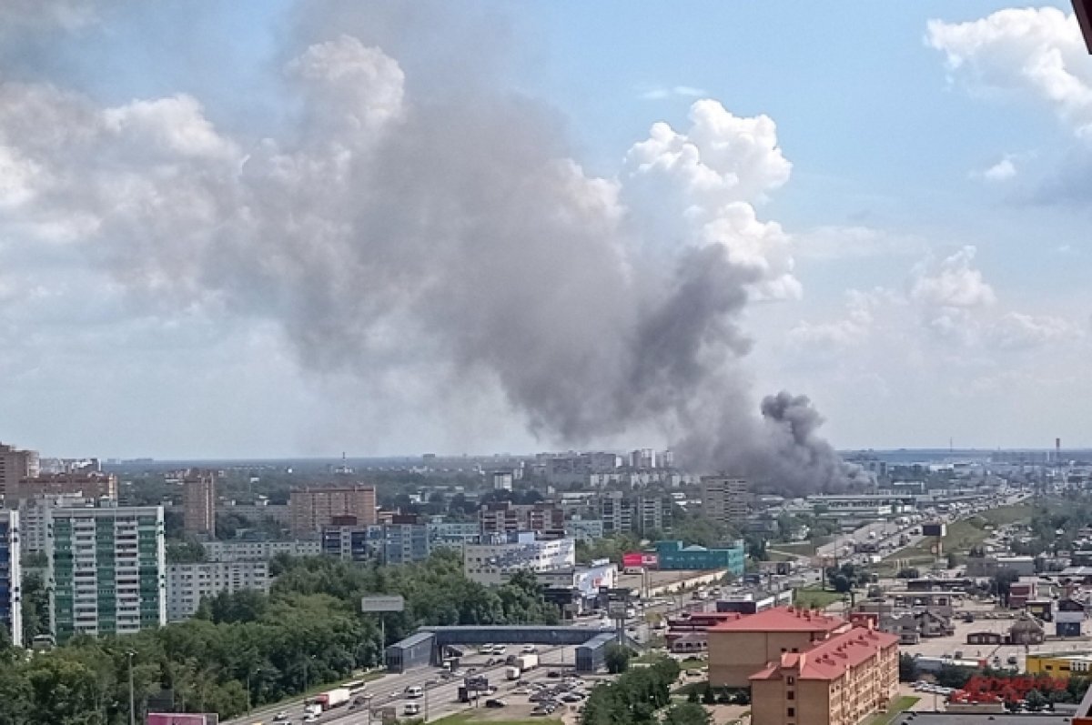    У горящего возле «Леруа Мерлен» склада в Люберцах дежурит машина реанимации