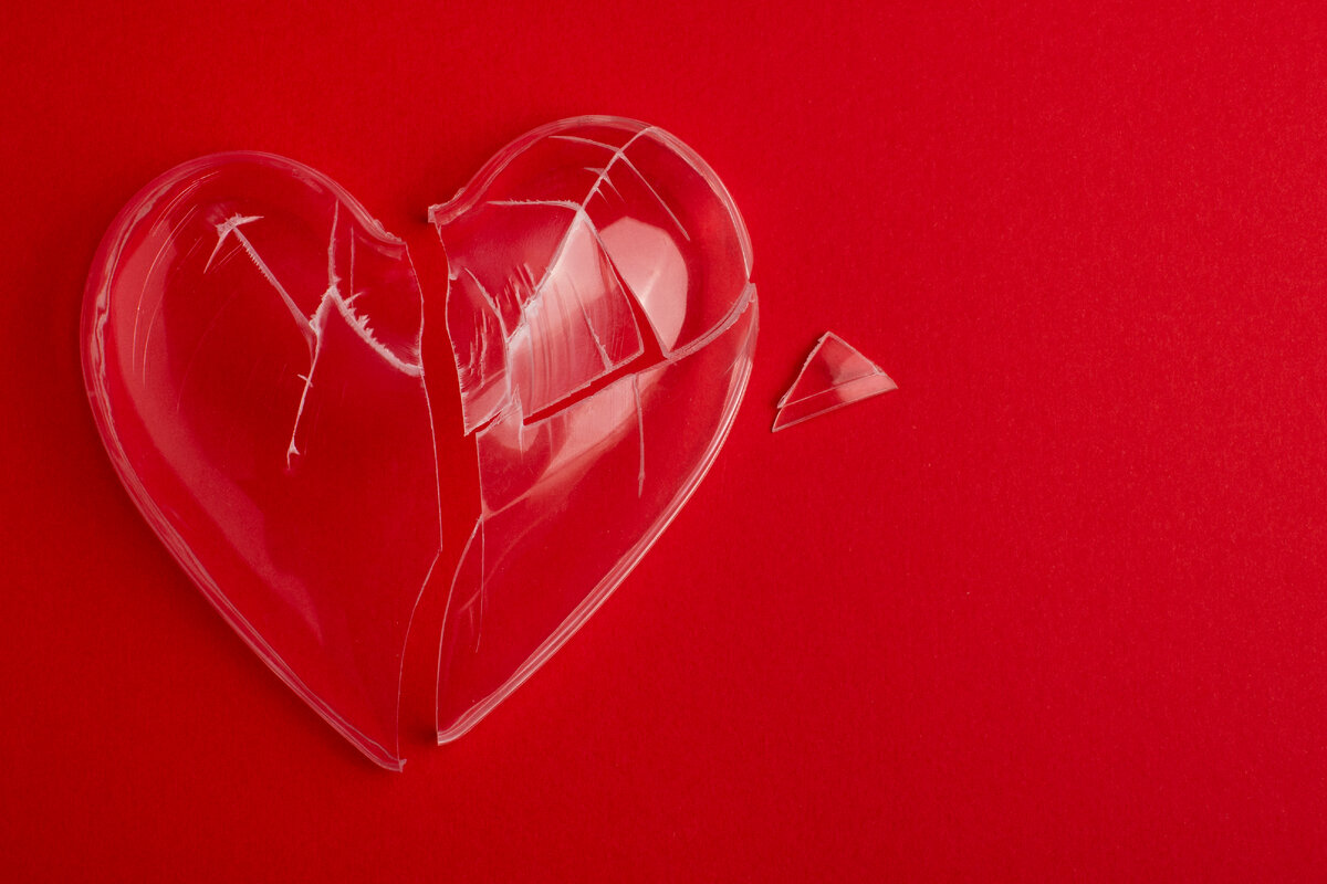 Изображение от <a href="https://ru.freepik.com/free-photo/top-view-broken-glass-heart-on-red-background_26560033.htm#query=%D1%81%D0%B5%D1%80%D0%B4%D1%86%D0%B5%20%D1%80%D0%B0%D0%B7%D0%B1%D0%B8%D1%82%D0%BE%D0%B5&position=6&from_view=search&track=ais">Freepik</a>
