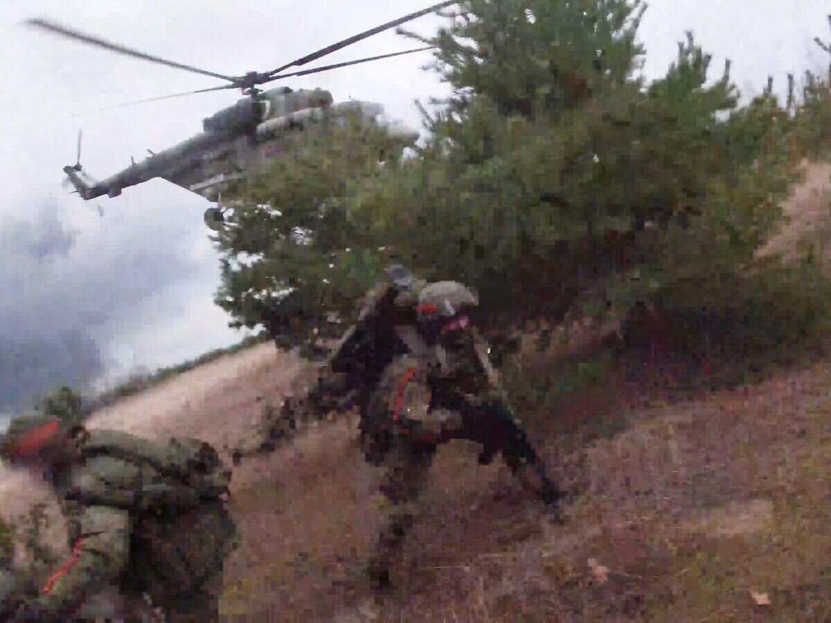    Высадка тактического десанта подразделений воздушно-десантных войск РФ и взятие под контроль аэродрома Антонов в Гостомеле. Кадр видео© РИА Новости / Пресс-служба Минобороны РФ