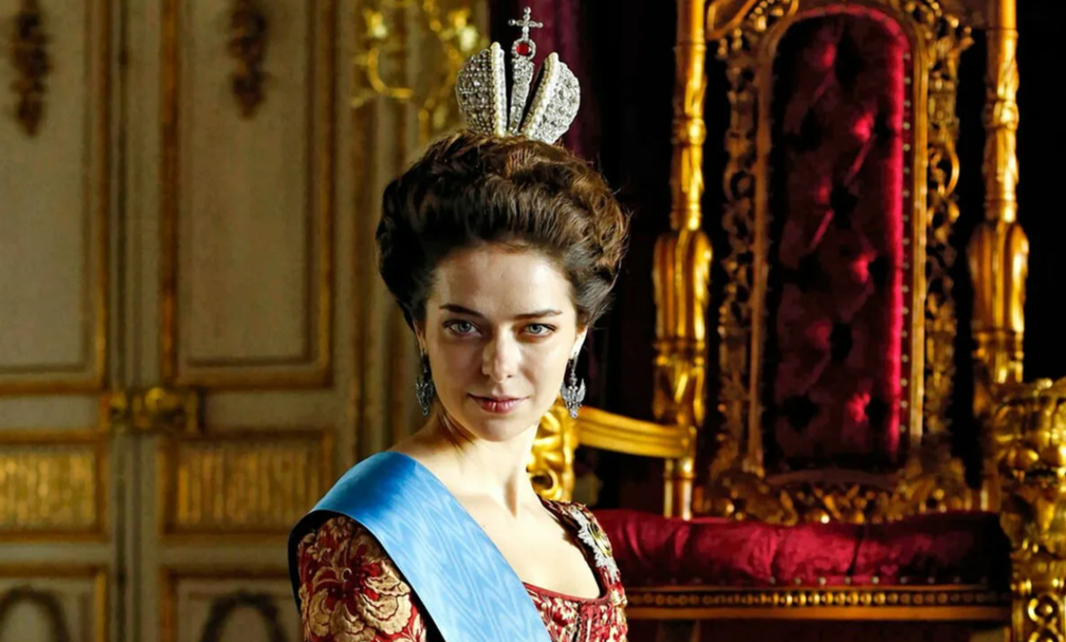 Российская актриса прекрасно сыграла роль великой Императрицы Екатерины 2. Хотя при анализе качеств Льва в контексте астрологии важно помнить, что помимо энергий Льва у каждого человека есть еще много других энергий (качеств), которые влияют на характер и предназначение в целом. Это и могут быть и Весы, и Козерог, и Стрелец, и Скорпион. Здесь мы стараемся не смешивать «мух с котлетами» и пытаться выделять только энергии знака Льва.