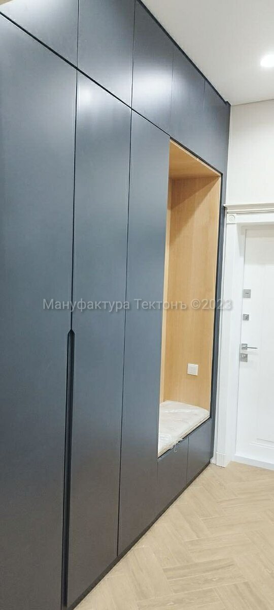 Фасады из МДФ в эмали, вставка из МДФ в натуральном шпоне Дуб. Корпус, который мы не видим, из ЛДСП. Личный архив