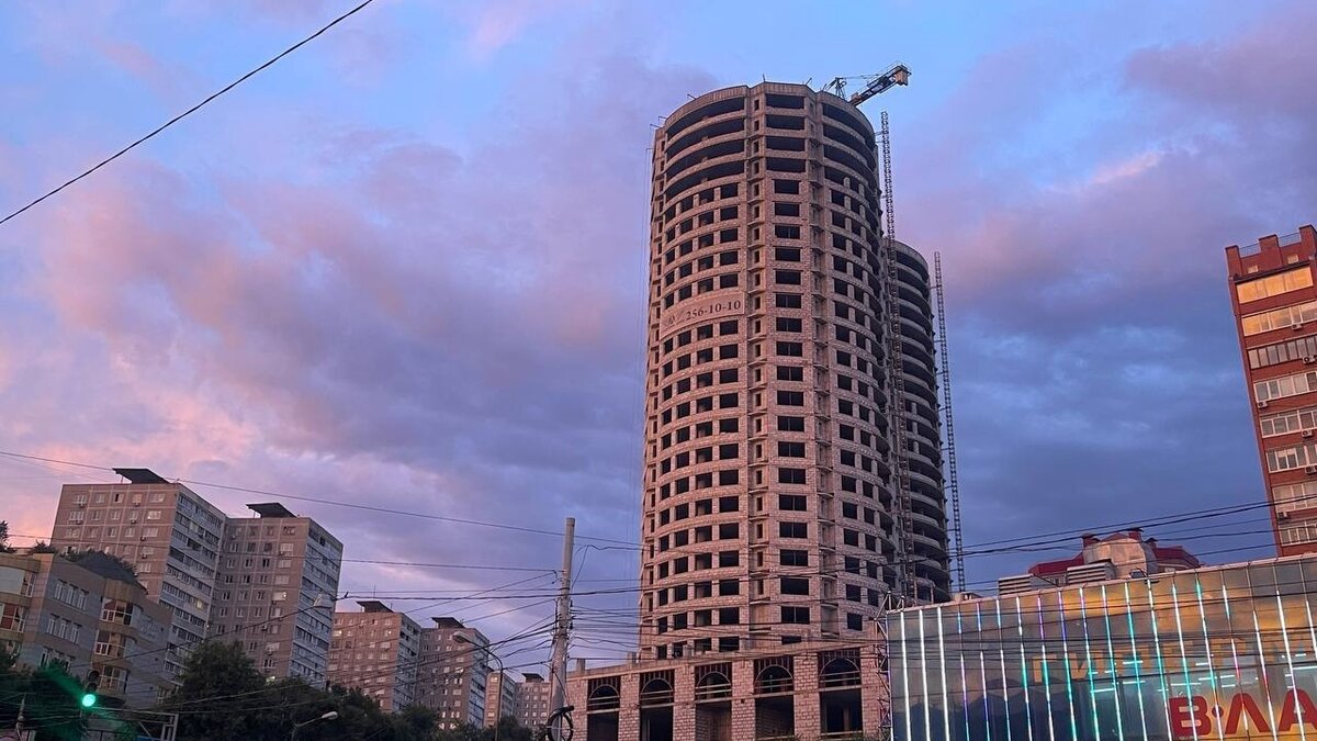     Владивосток за последние годы претерпел огромные изменения. Многие и позабыли, как выглядел город до появления мостов, популярных торговых центров и новостроек. Но это исправимо. «Восток-Медиа» отправляется прямиком в прошлое, чтобы вместе с вами прогулять по старым улицам столицы ДФО.