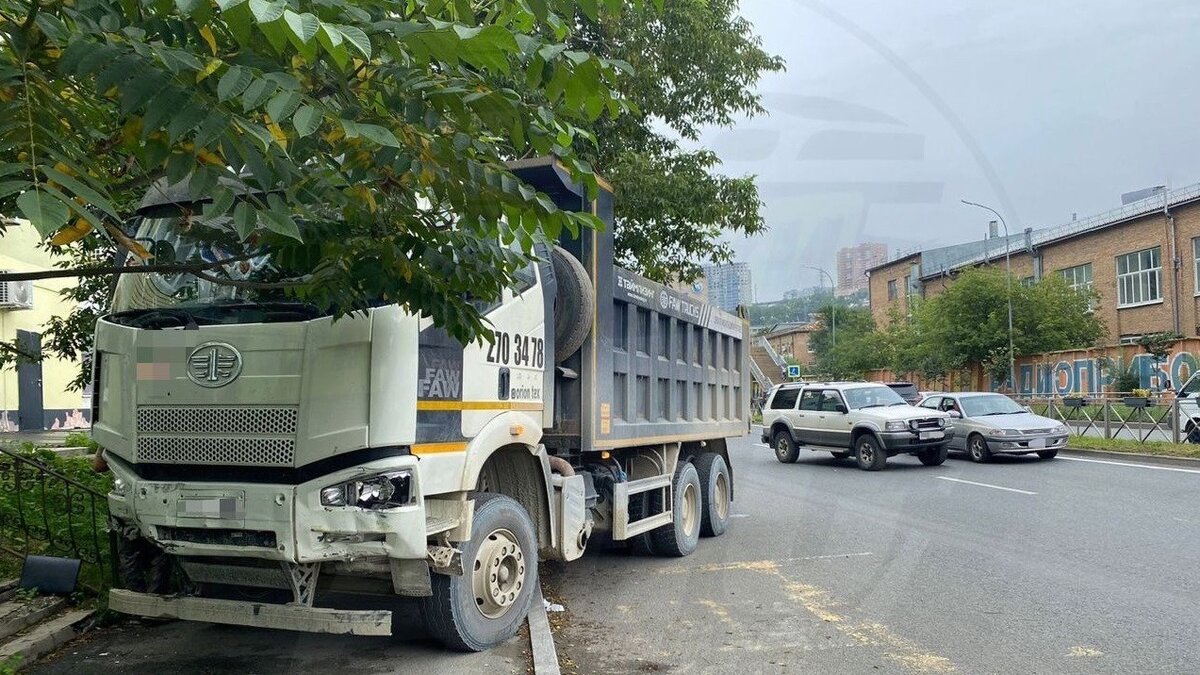     В районе Чуркина во Владивостоке произошло массовое ДТП. Несколько машин получили повреждения, три человека пострадали.