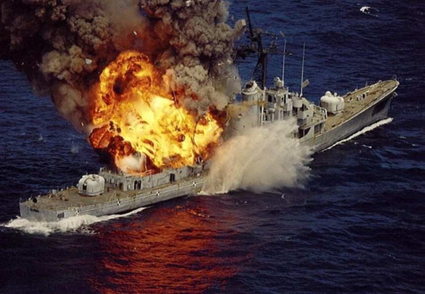 Беспилотники в саудовской аравии. Пожар на корабле вмс сша в сан диего. Десантный корабль вмс сша «боном ричард». Тихий океан. Атака хуситов на вмс сша.