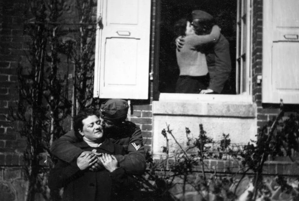 Константинополь 1920. Любовь во времена оккупации турецкий. Париж в 1941 году. Любовь во времена оккупации турецкий. Любовь во времена оккупации турецкий.